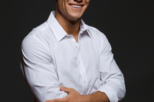 Cămașa albă din bumbac pentru bărbați – piesa de bază din garderobă 